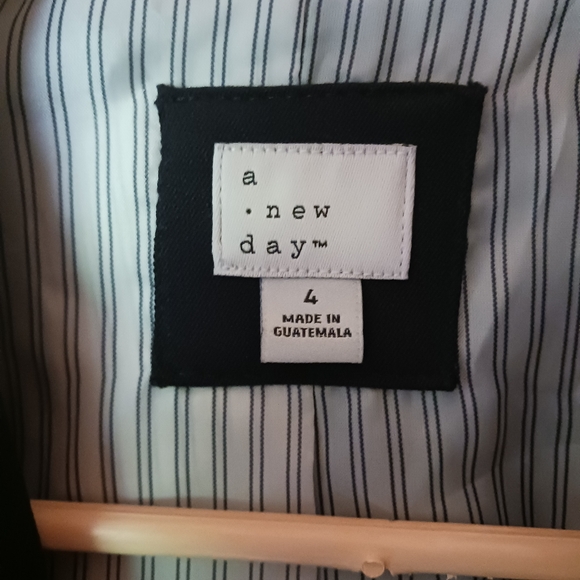 A NEW DAY FOR TARGET NAVY BLAZER SIZE 4 $20 - Picture 2 of 7